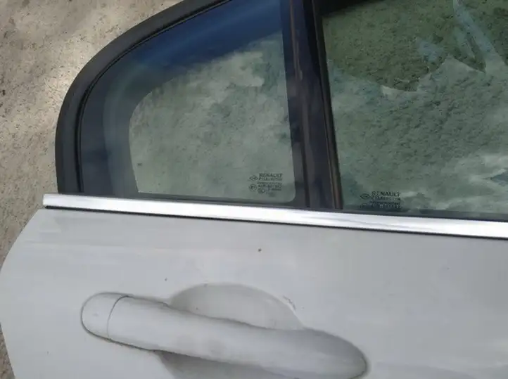 Renault Laguna III (2007 - 2015) Накладка стекла задней двери — фото 3