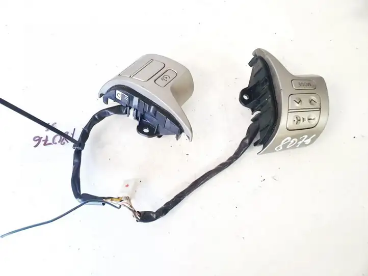 Toyota Auris 150 (2006 - 2012) Кнопки на рулевом колесе — фото 2