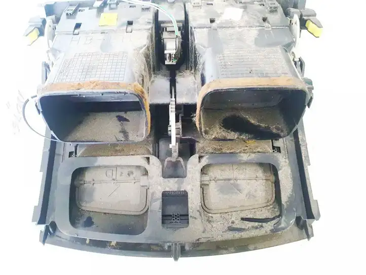 Toyota Auris 150 (2006 - 2012) Центральный воздушный дефлектор — фото 2