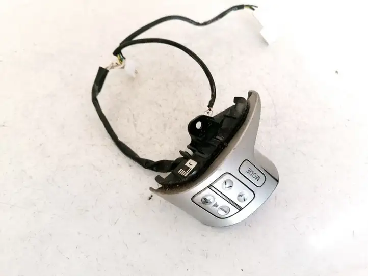 Toyota Auris 150 (2006 - 2012) Кнопки на рулевом колесе — фото 1