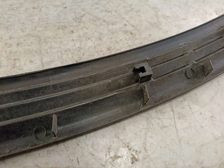 Suzuki Grand Vitara (1998 - 2005)  7711065D Отделка заднего бокового стекла