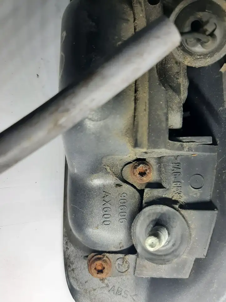 Nissan Micra (2008 - 2010) 90606AX600 Ручка крышки багажника — фото 3
