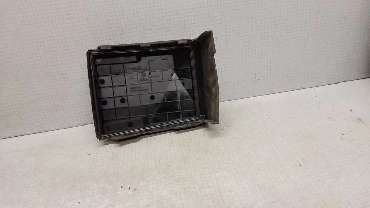 Volkswagen Caddy (2004 - 2010)  1K0937132F Крышка ящика предохранителей