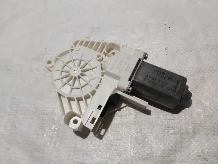 Audi A8 S8 D4 4H (2010 - 2014) 8K09554802B Стеклоподъемник задней двери — фото 1