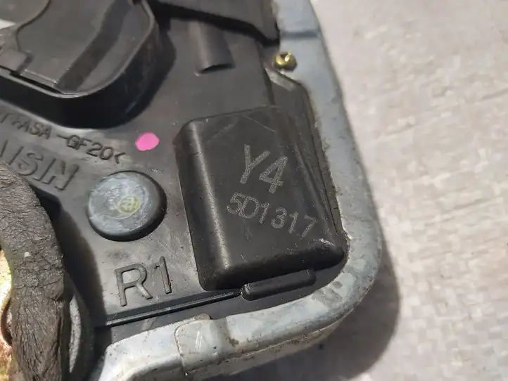 Toyota Corolla Verso AR10 (2004 - 2009) 5D1317 Замок задней двери — фото 4