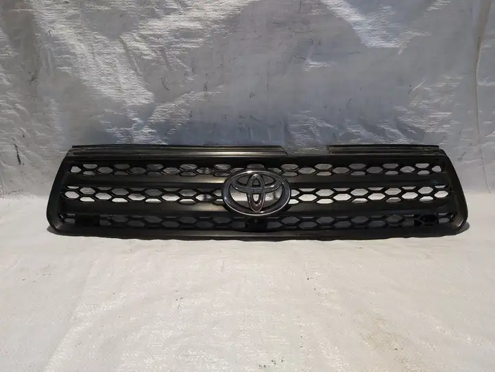 Toyota RAV 4 (XA20) (2000 - 2005) 0842342130 Верхняя решетка радиатора — фото 1