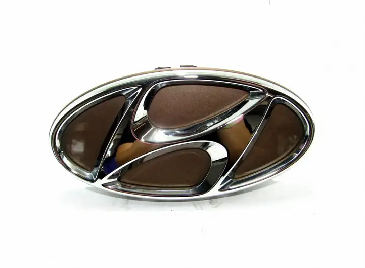 Hyundai i30 (2012 - 2015) Эмблема производителя — фото 1