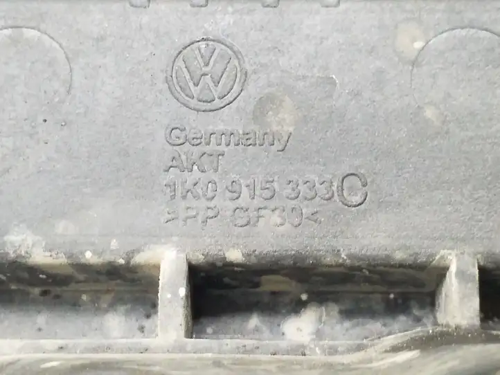Volkswagen Golf V (2003 - 2009) 1K0915333C Площадка аккумулятора — фото 3