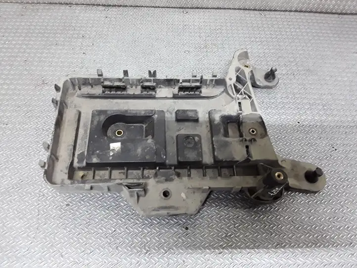 Volkswagen Caddy (2004 - 2010) 1K0915333H Площадка аккумулятора — фото 1