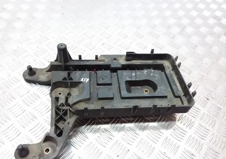 Volkswagen PASSAT B6 (2005 - 2010) 1K0915333C Площадка аккумулятора — фото 3