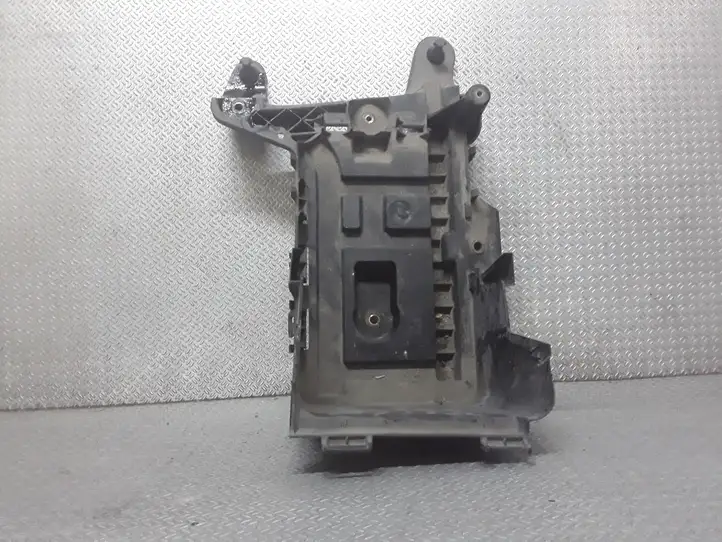 Volkswagen PASSAT B6 (2005 - 2010) 1K0915333C Площадка аккумулятора — фото 2