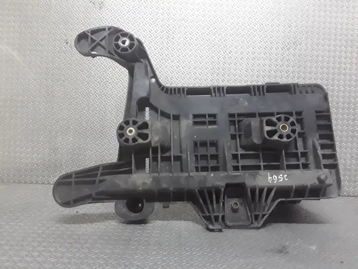 Volkswagen PASSAT B6 (2005 - 2010) 1K0915333C Площадка аккумулятора — фото 4