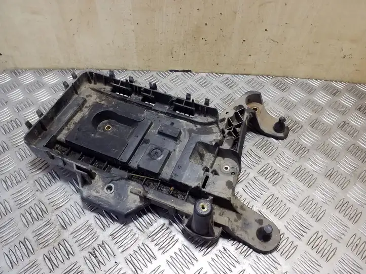 Volkswagen Caddy (2010 - 2015)  1K0915333H Платформа крепления аккумулятора