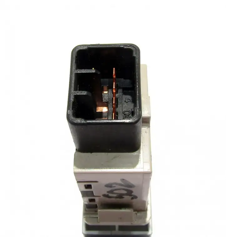 Kia Rio (2002 - 2005) Кнопка ESP — фото 3