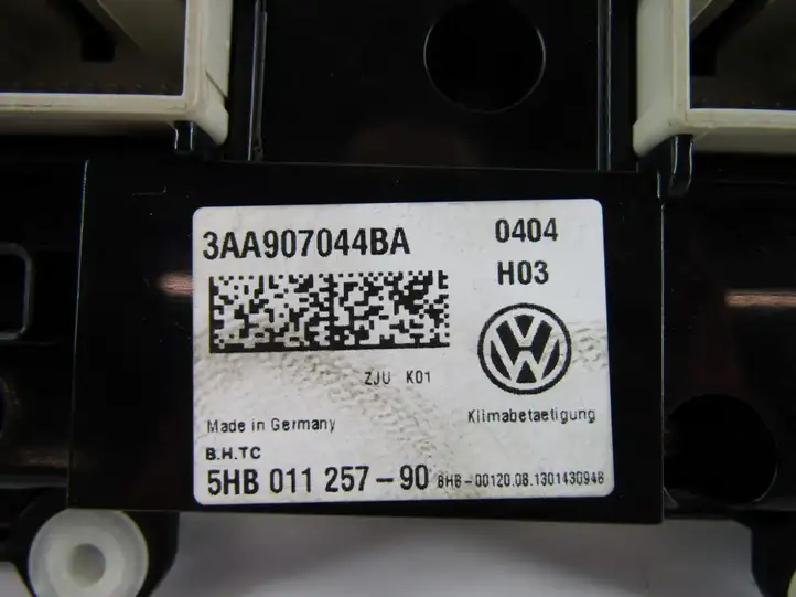 Volkswagen PASSAT B7 (2011 - 2014) Блок управления климат-контролем — фото 8