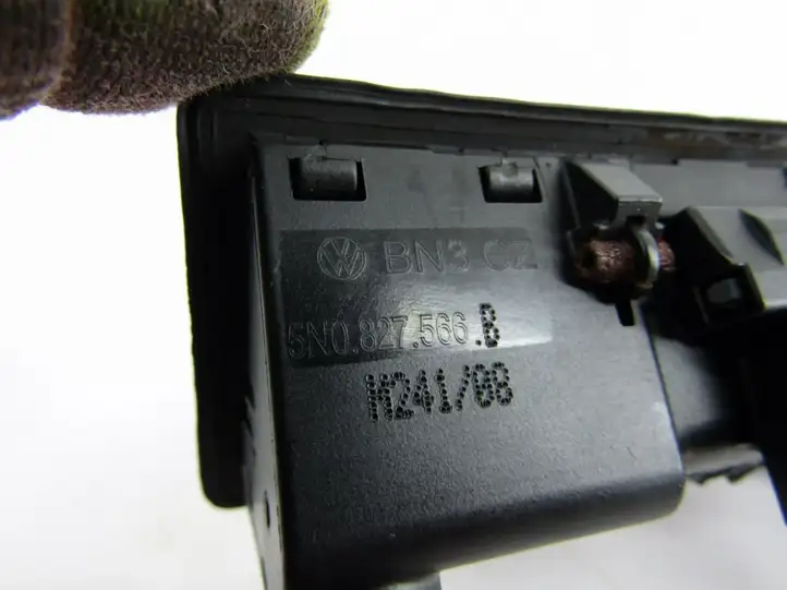 Audi A4 S4 B8 8K (2007 - 2011) Кнопка закрытия крышки багажника — фото 1