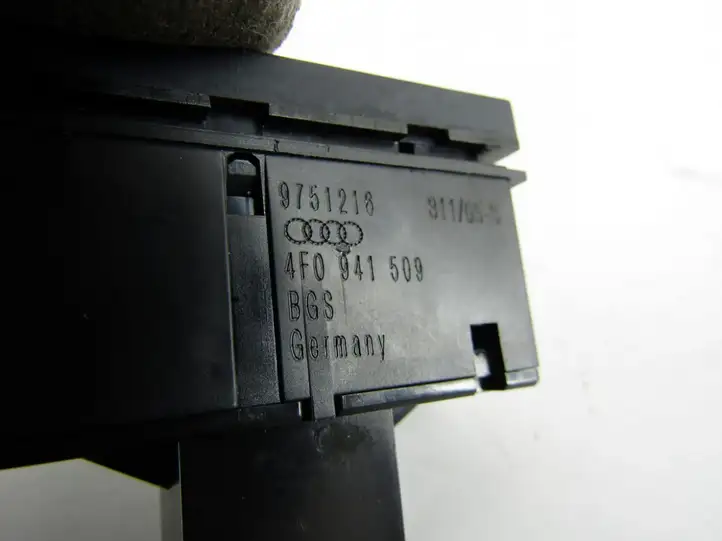 Audi A6 S6 C6 4F (2004 - 2008) Включатель аварийных фонарей — фото 3