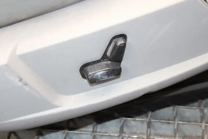 Chrysler 300 - 300C (2005 - 2011) Переднее сиденье водителя — фото 10