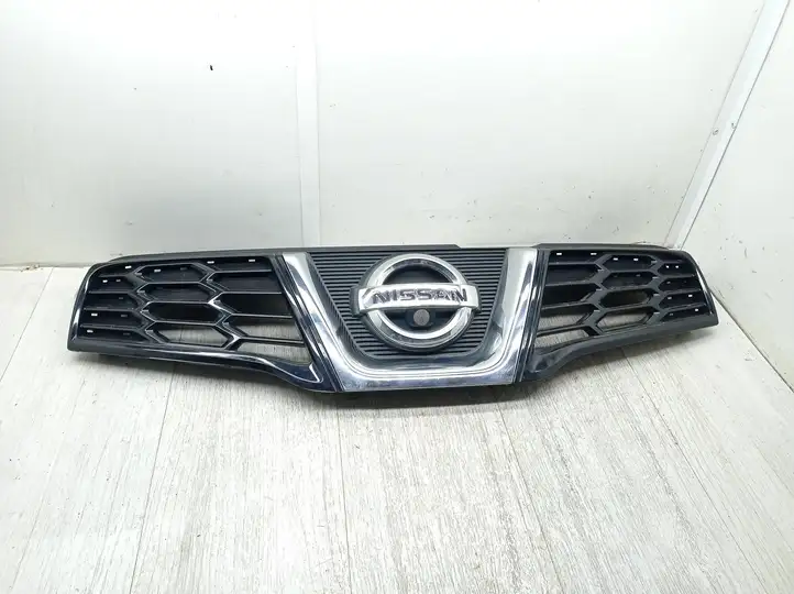 Nissan Qashqai (2010 - 2013) 62310BR10A Верхняя решетка радиатора — фото 1