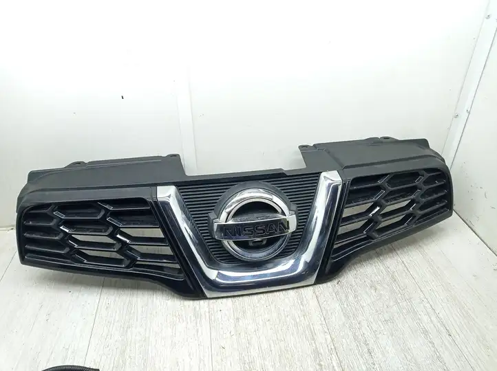 Nissan Qashqai (2010 - 2013) 62310BR10A Верхняя решетка радиатора — фото 3