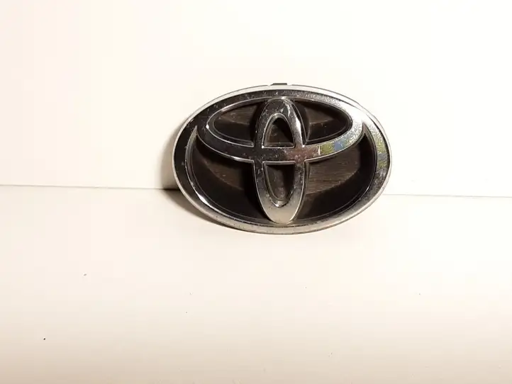 Toyota Corolla E120 E130 (2000 - 2004) 7531102120 Эмблема автомобиля — фото 6