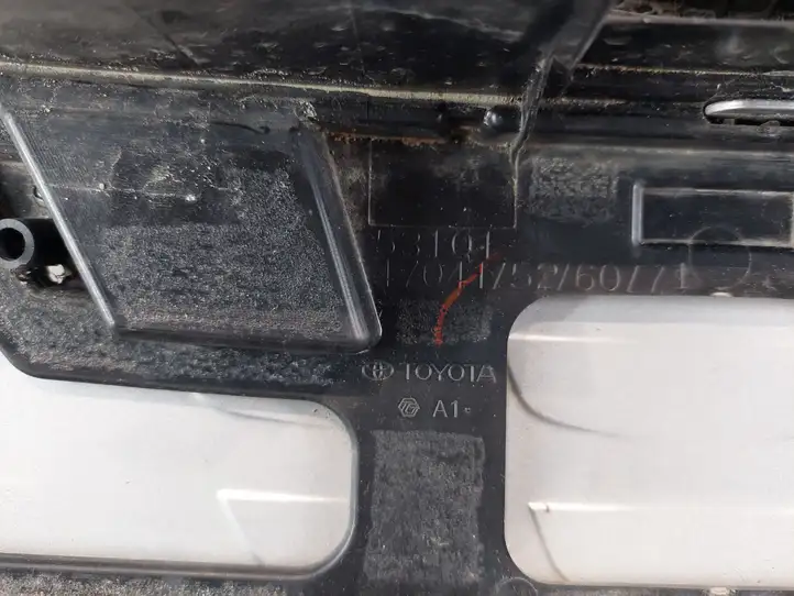 Toyota Prius Prime (2017 - ) 5311247350 Верхняя решетка радиатора — фото 5