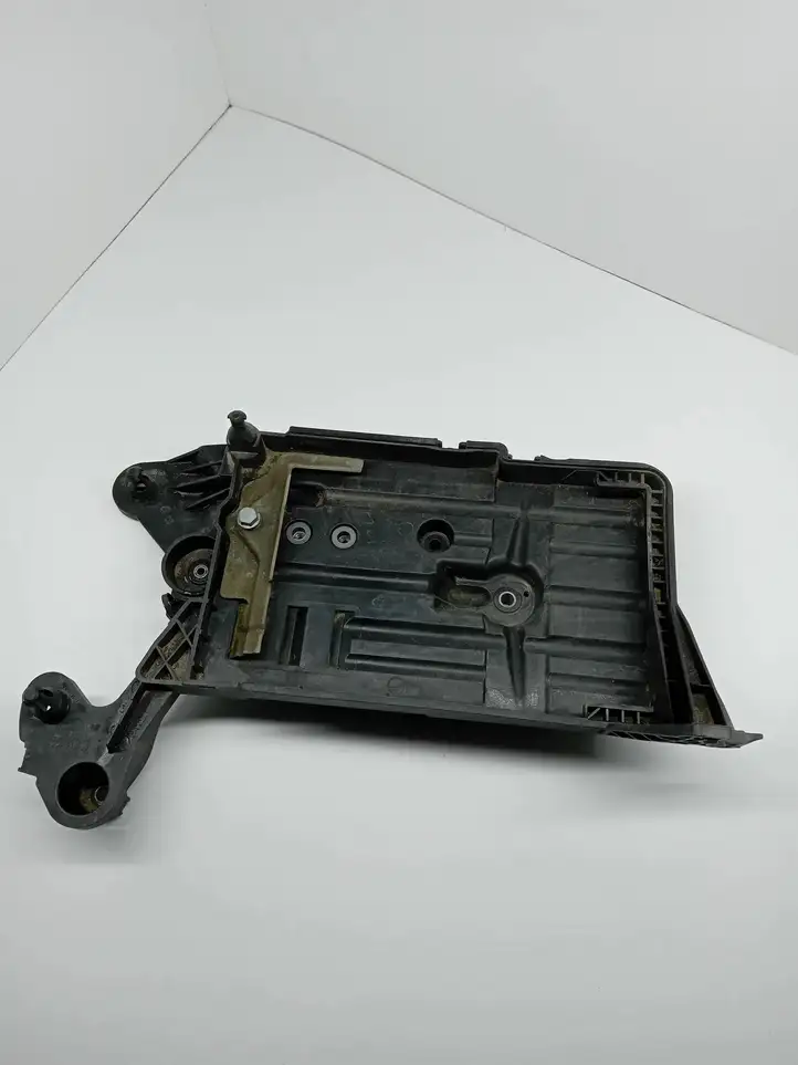 Seat Leon (5F) (2012 - 2019) 50091532 Площадка аккумулятора — фото 1