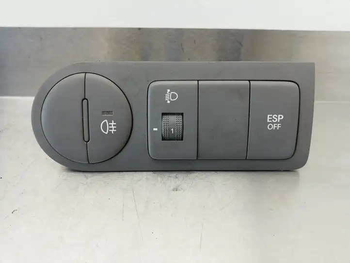 Hyundai H-1, Starex, Satellite (2007 - 2013) 933104H000 Включатель фонарей — фото 1