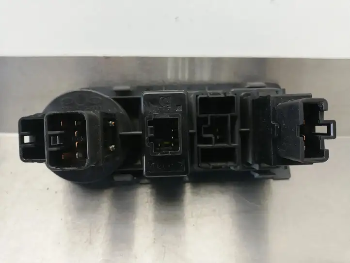 Hyundai H-1, Starex, Satellite (2007 - 2013) 933104H000 Включатель фонарей — фото 3