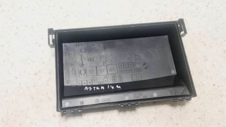 Opel Astra (2012 - 2015)  13403357 Крышка ящика предохранителей