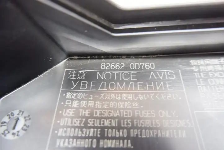 Toyota Yaris Cross (2020 - ) 826620D760 Крышка ящика предохранителей — фото 2