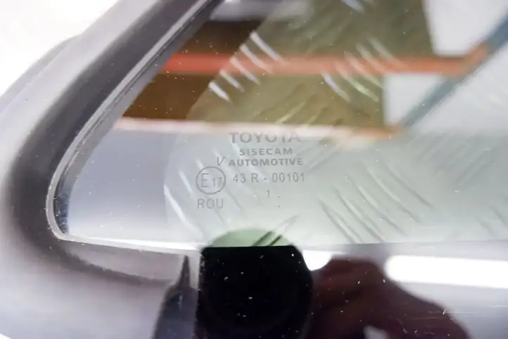 Toyota Yaris Cross (2020 - ) 680110D021 Форточка двери — фото 3