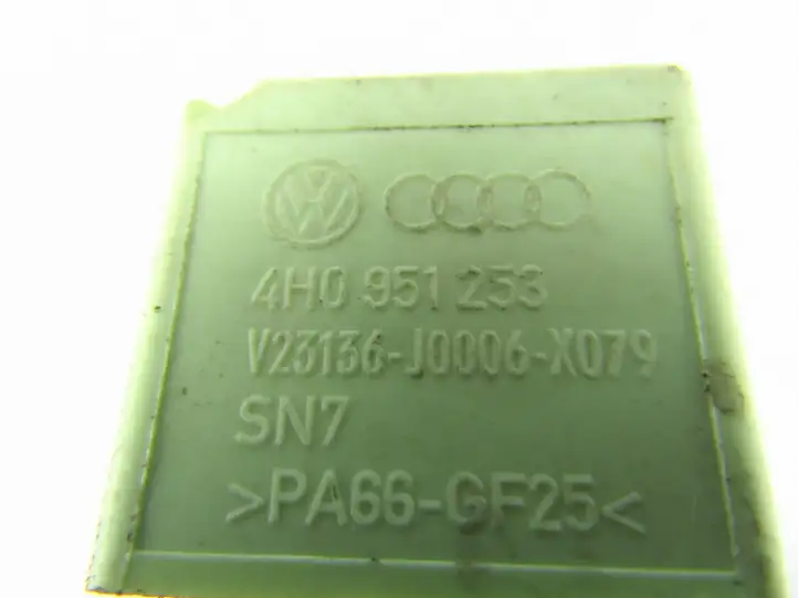 Audi A6 S6 C6 4F (2008 - 2011) Реле насоса горючего — фото 3