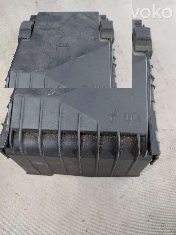 Volkswagen Touran I (2003 - 2010)  1K0937132F Крышка ящика предохранителей