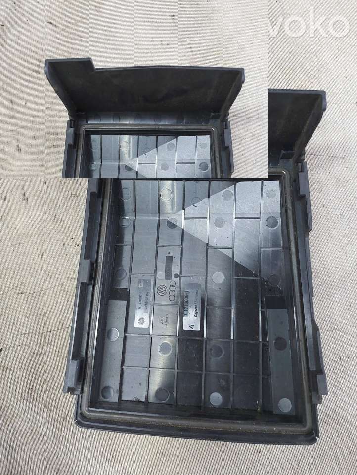 Volkswagen Touran I (2003 - 2010)  1K0937132F Крышка ящика предохранителей