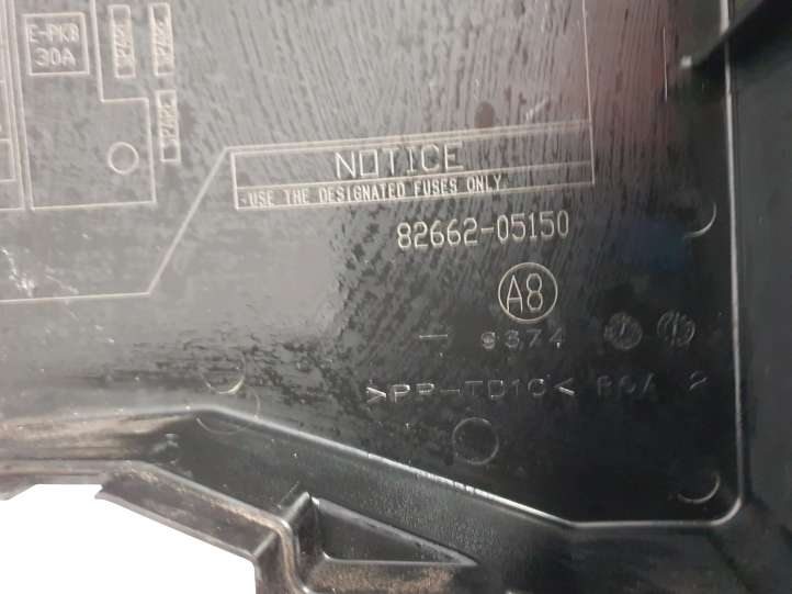 Toyota Avensis T270 (2009 - 2012)  8266205150 Крышка ящика предохранителей