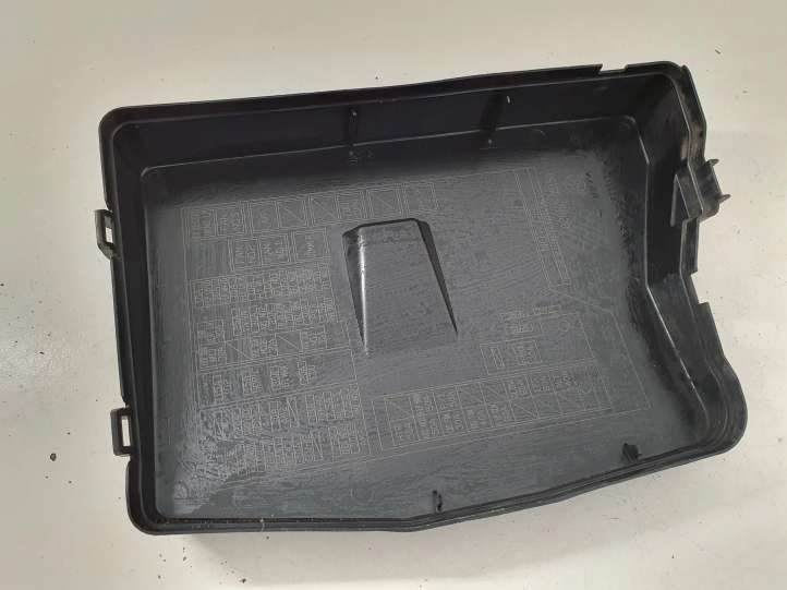 Toyota Avensis T270 (2009 - 2012)  8266205150 Крышка ящика предохранителей