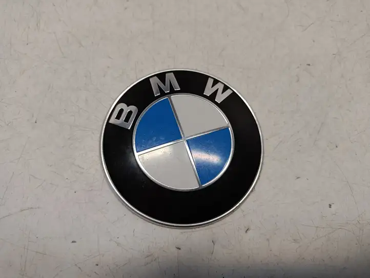 BMW 3 F30 F35 F31 (2012 - 2018) 7288752 Эмблема автомобиля — фото 1