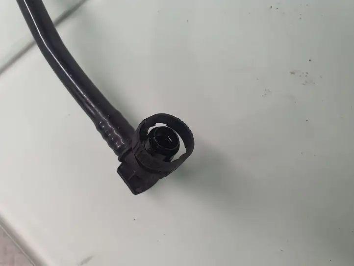 BMW 3 F30 F35 F31 (2012 - 2018) 13907601515 Шланг сапуна — фото 2