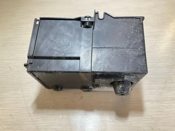 Ford Focus ST (2015 - 2018) AM5110723AD Площадка аккумулятора — фото 2