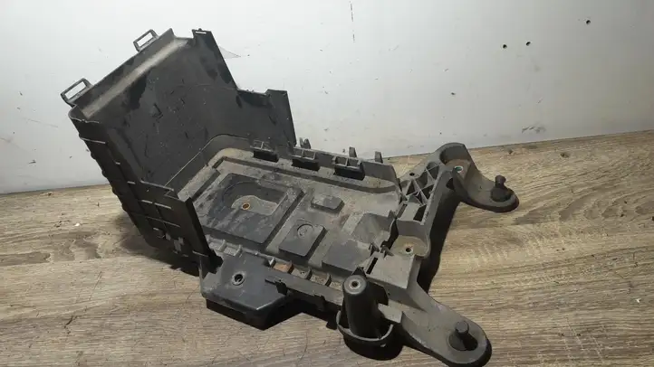 Volkswagen PASSAT B6 (2005 - 2010) 1K0915333C Площадка аккумулятора — фото 1
