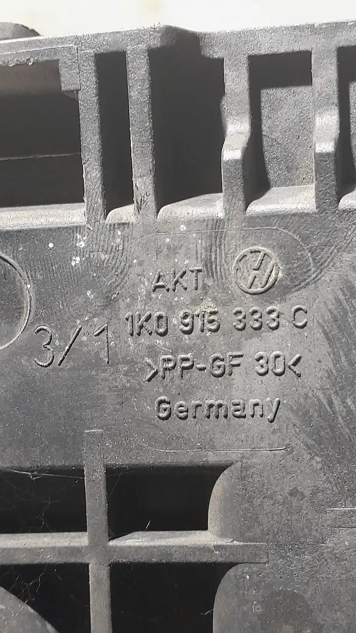 Volkswagen PASSAT B6 (2005 - 2010) 1K0915333C Площадка аккумулятора — фото 4