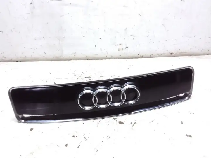 Audi  (1999 - 2007)  8Z0010155E Передняя решётка