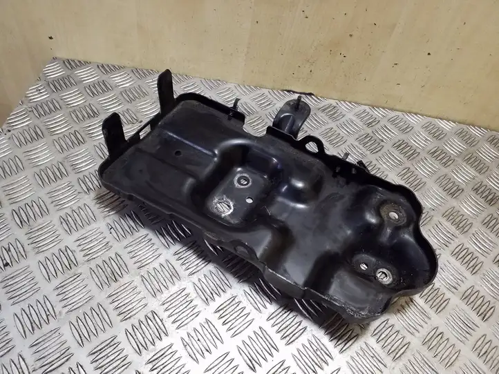 Chevrolet Captiva (2011 - 2013) Площадка аккумулятора — фото 1
