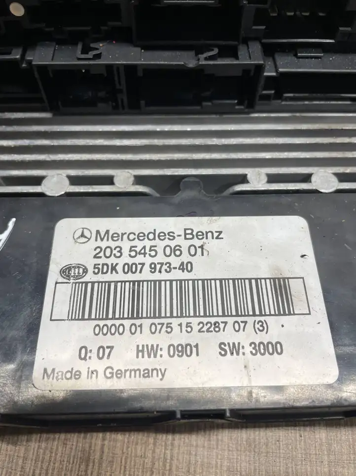 Mercedes-Benz C W203 (2000 - 2007) 2035450601 Блок предохранителей — фото 3