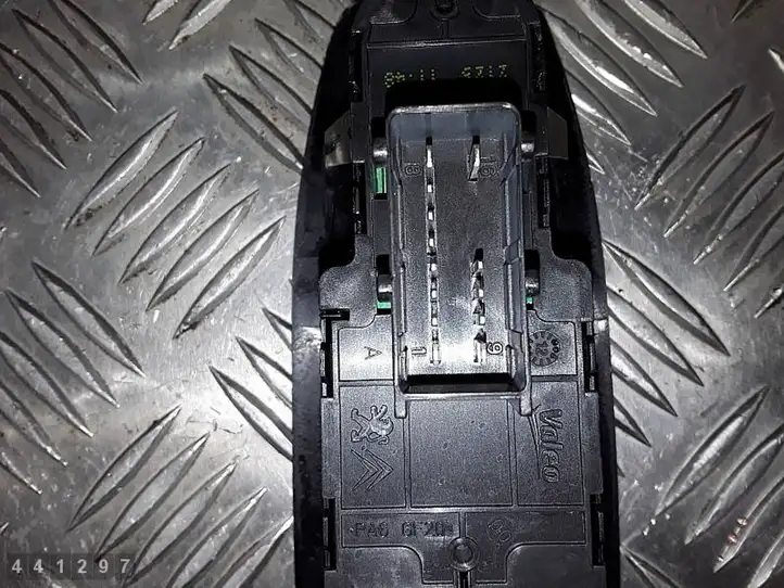 Peugeot 208 (2012 - 2015) 96758208ZD Блок кнопок стеклоподъемников — фото 6