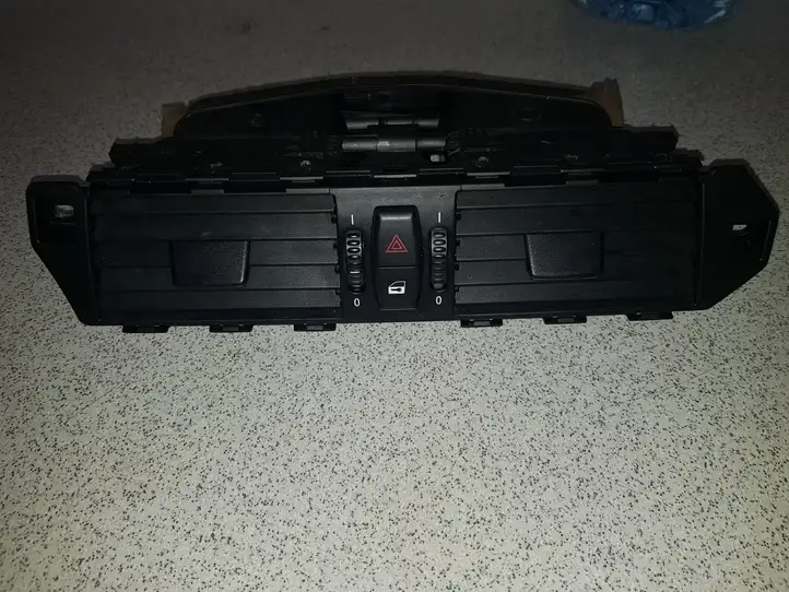 BMW 5 E60 E61 (2004 - 2010) 6910734 Центральный воздушный дефлектор — фото 1