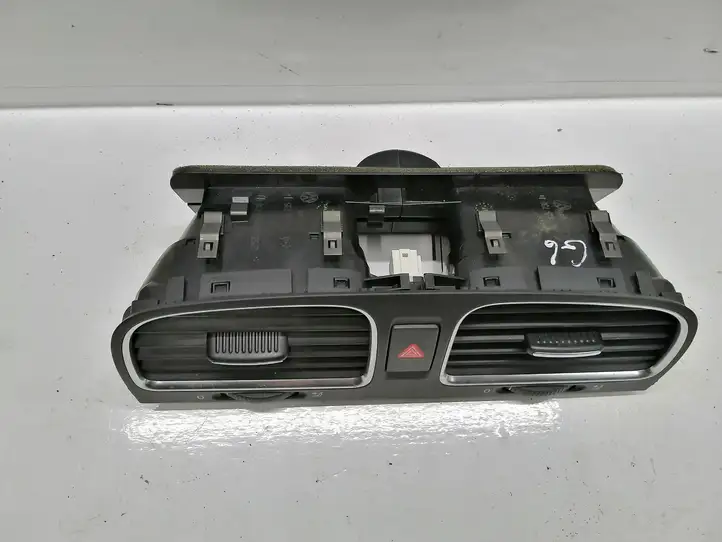 Volkswagen Golf VI (2009 - 2013) 5K0815736D Центральный воздушный дефлектор — фото 3