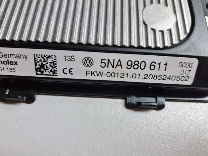 Volkswagen PASSAT B8 (2015 - )  5NA980611 Модуль беспроводной зарядки