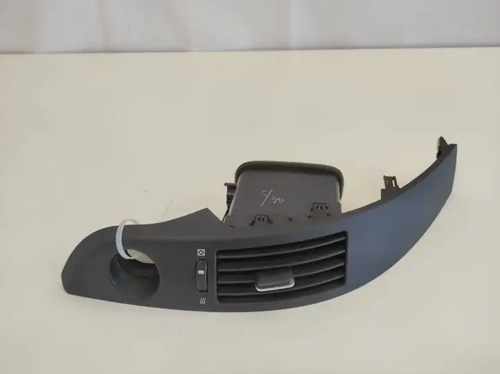 Toyota Corolla Verso AR10 (2004 - 2009) 5567064010 Центральный воздушный дефлектор — фото 1